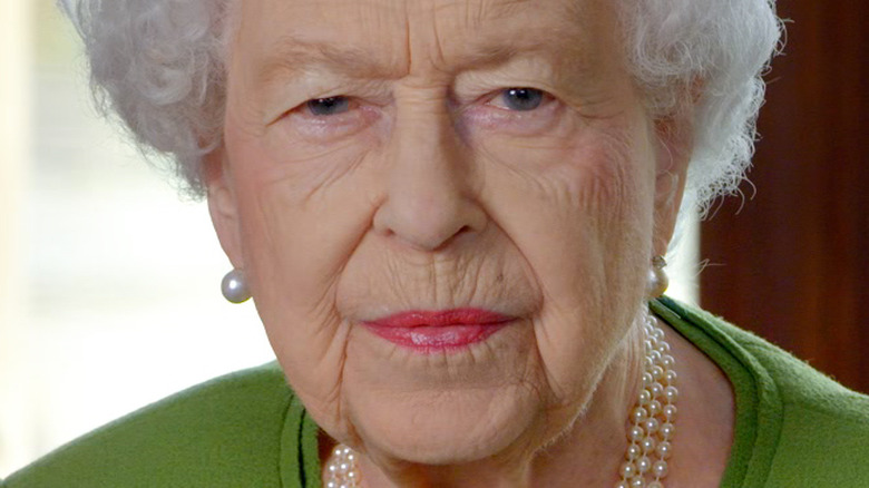 La reine Elizabeth II est assise pour une photo 