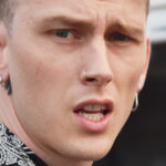 Comment Machine Gun Kelly s’est poignardé en essayant d’impressionner Megan Fox