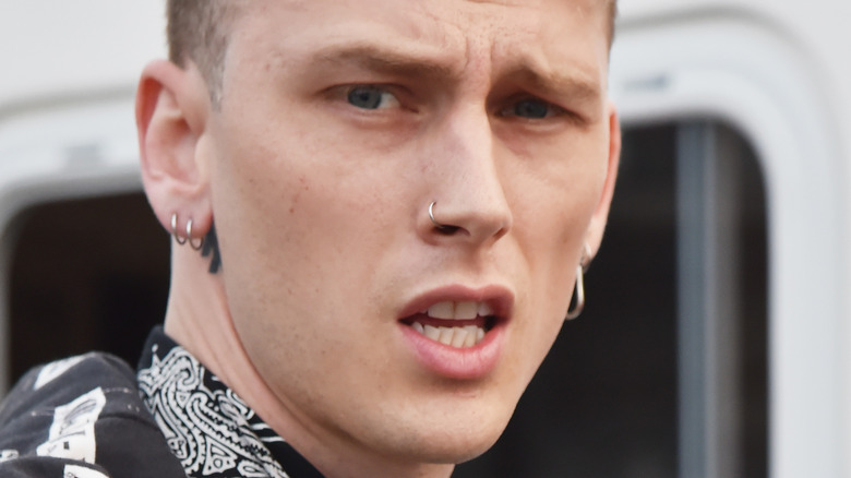 Comment Machine Gun Kelly s’est poignardé en essayant d’impressionner Megan Fox