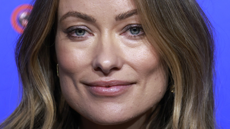 Comment Olivia Wilde a-t-elle vraiment réagi à se faire servir des documents juridiques sur scène?