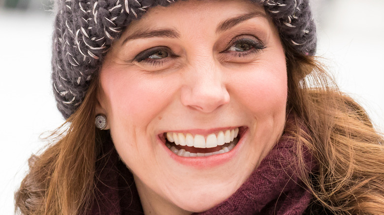 Kate Middleton chapeau en laine boucles d'oreilles en diamant souriant