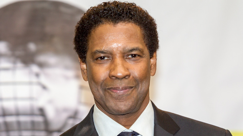 Denzel Washington sourit