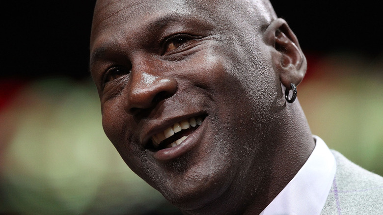 Michael Jordan porte une boucle d'oreille