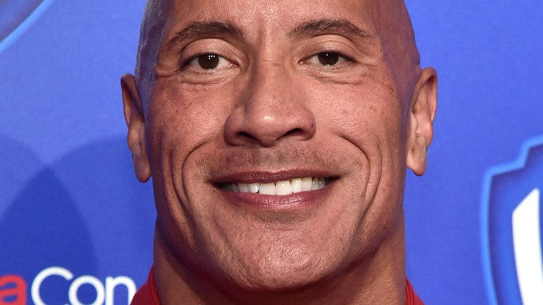 Dwayne Johnson a eu une réaction époustouflante face à la figurine de cire de Khloé Kardashian