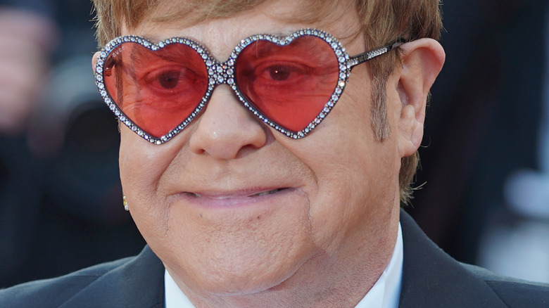 Elton John vient de recevoir la plus haute distinction possible de la part de la reine.  Voici ce que nous savons