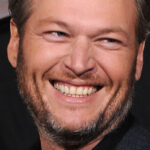 Est-ce vraiment à quoi ressemble Blake Shelton dans les coulisses de The Voice ?