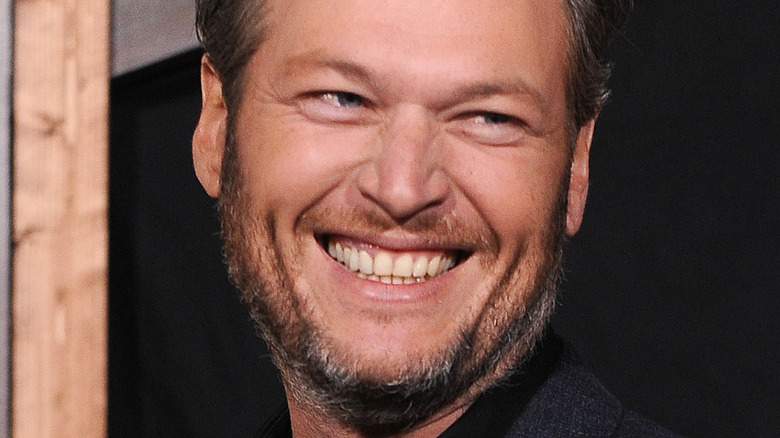 Est-ce vraiment à quoi ressemble Blake Shelton dans les coulisses de The Voice ?