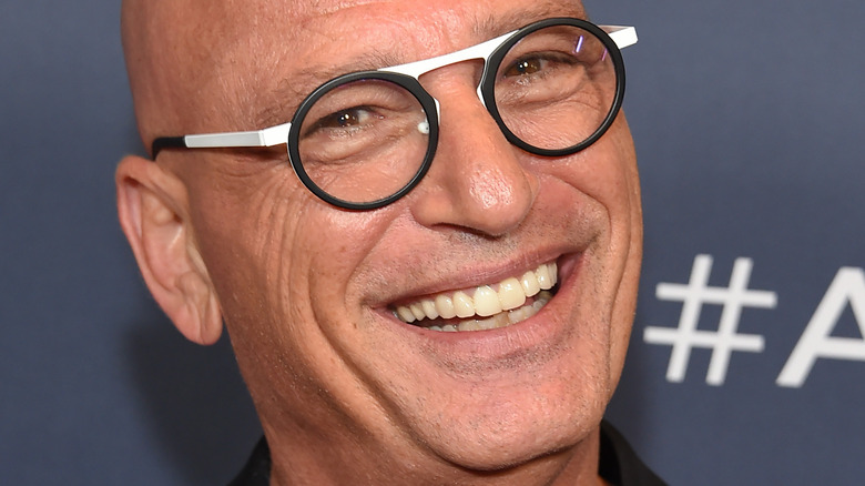 Howie Mandel sourit dans des spécifications modernes en noir et blanc