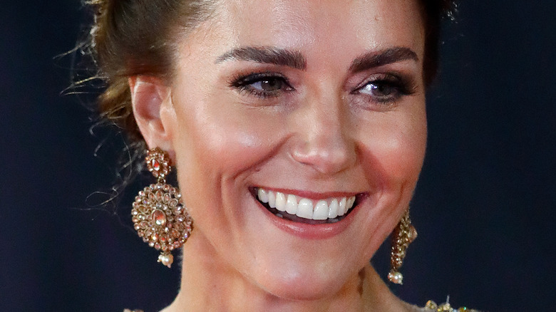 Kate Middleton souriante à la première de James Bond