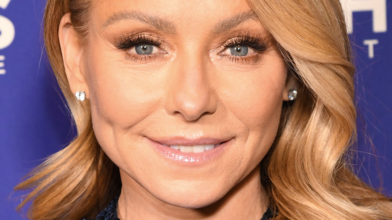 Kelly Ripa a quelque chose à dire sur la petite amie beaucoup plus jeune de Ryan Seacrest