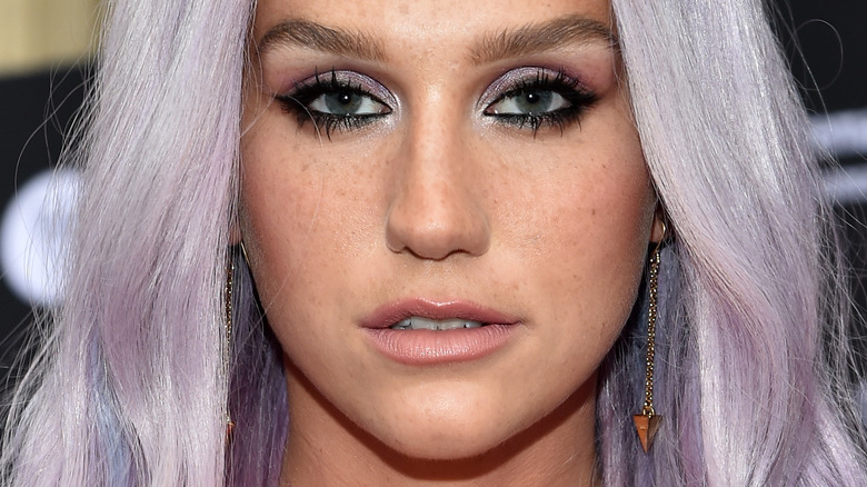 Kesha a révélé son plus grand regret en matière de mode de tous les temps