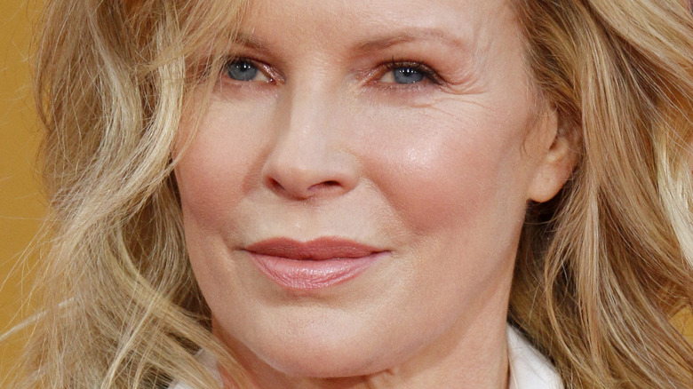 Kim Basinger pose les cheveux lâchés