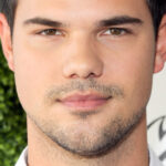 La fan cam de Taylor Lautner aux CMT Music Awards a des fans qui font une double prise