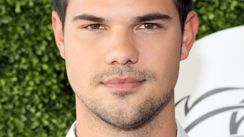 La fan cam de Taylor Lautner aux CMT Music Awards a des fans qui font une double prise