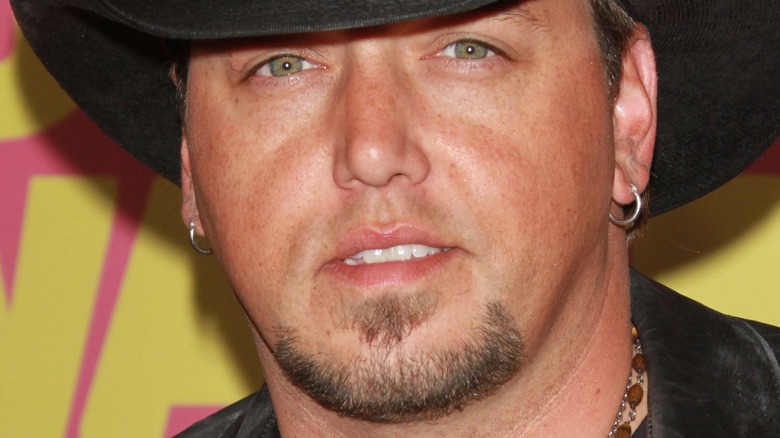 La performance du CMT Music Award de Jason Aldean a des fans qui se bouchent les oreilles