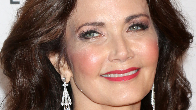 La raison déchirante pour laquelle Lynda Carter pleure trois fois par jour