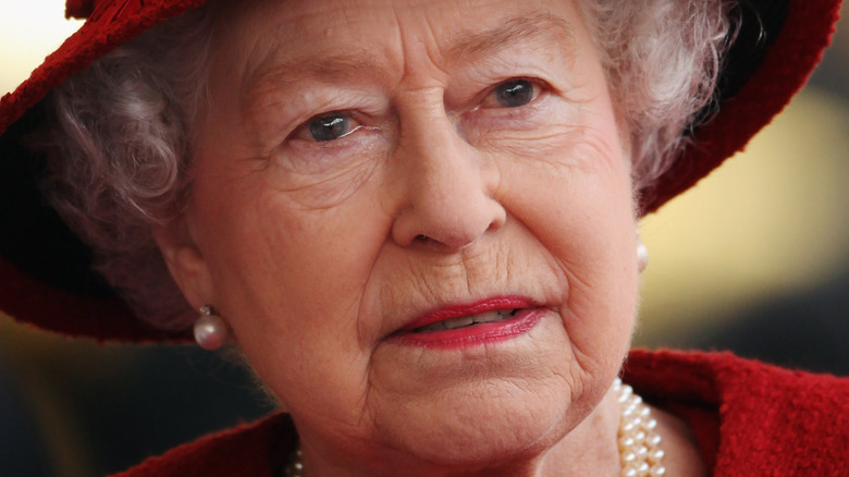 La reine Elizabeth les larmes aux yeux