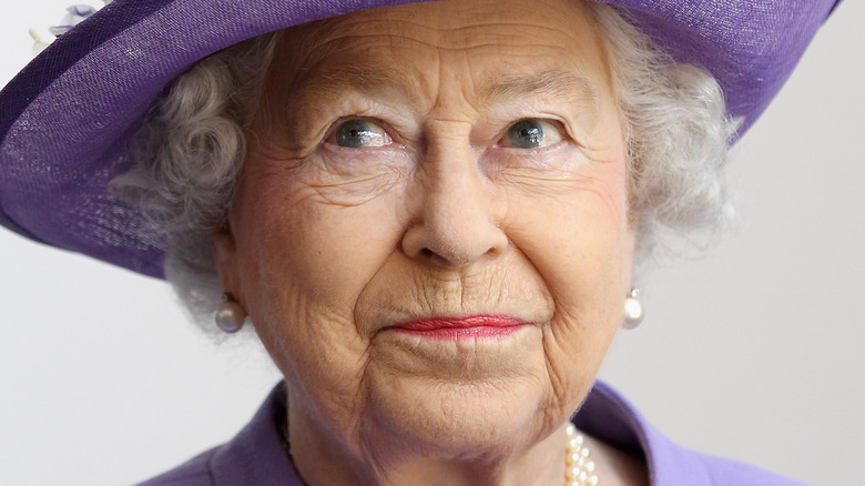 La reine Elizabeth a l'air effrontée en violet