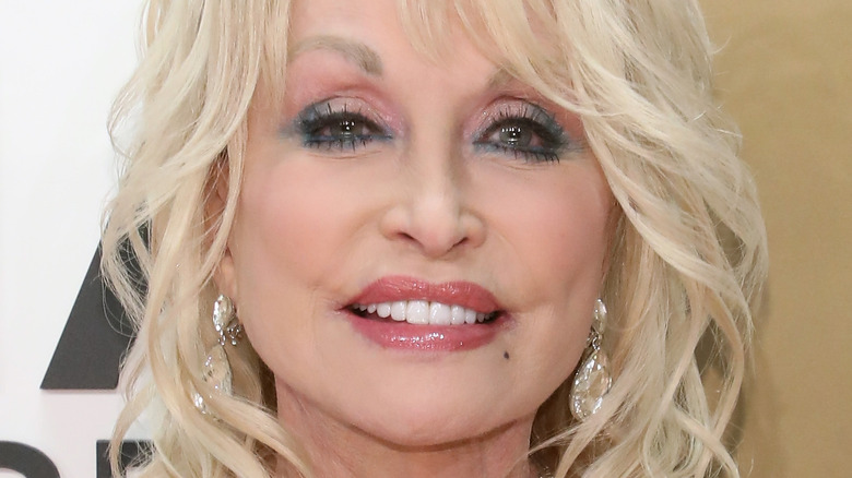 La vraie raison pour laquelle Dolly Parton ne veut pas être adorée