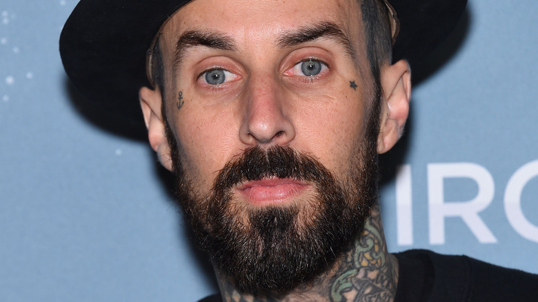 La vraie raison pour laquelle Travis Barker a visité la tombe de Robert Kardashian