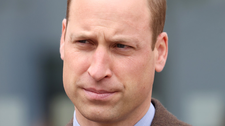 Prince William fronçant les sourcils 