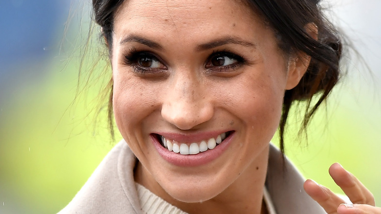 Regard latéral de Meghan Markle