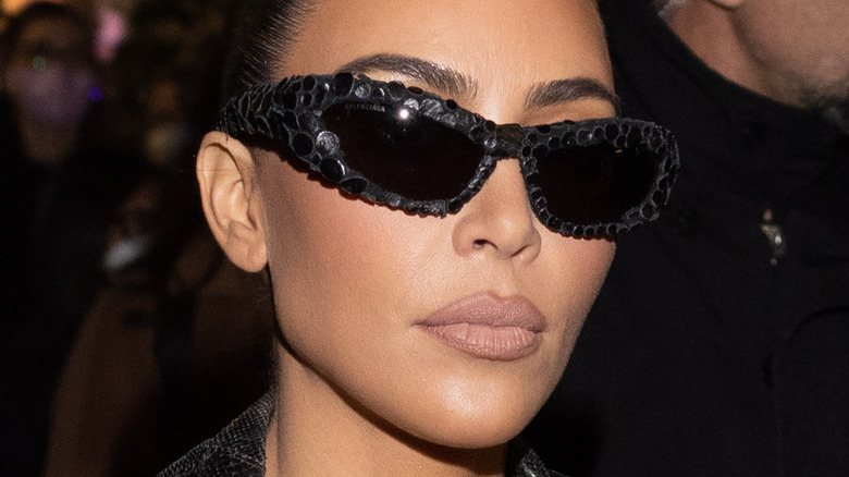 Kim Kardashian porte des lunettes de soleil noires