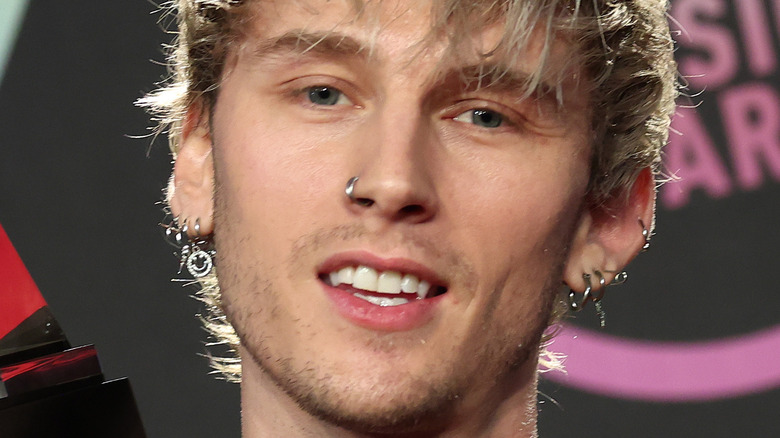 Machine Gun Kelly ne se retient pas à propos de son camouflet aux Grammys