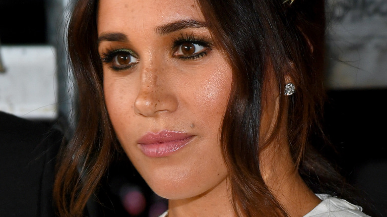 Meghan Markle avec les cheveux relevés