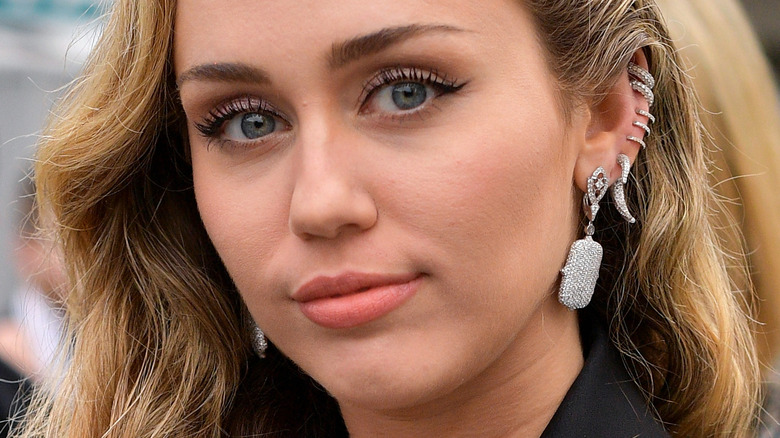 Miley Cyrus annonce une triste nouvelle médicale au milieu de sa tournée mondiale