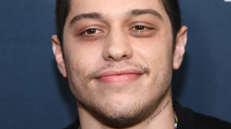 Pete Davidson prouve qu’il est prêt à affronter Kanye West dans le dernier set de stand-up