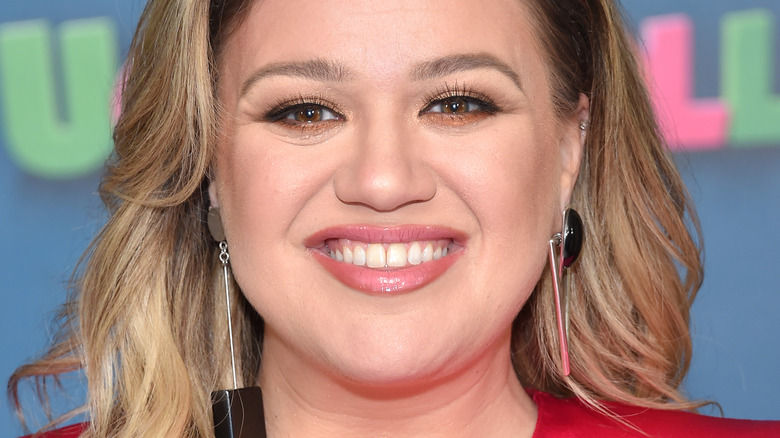 Pourquoi Kelly Clarkson est si contrariée d’être seule