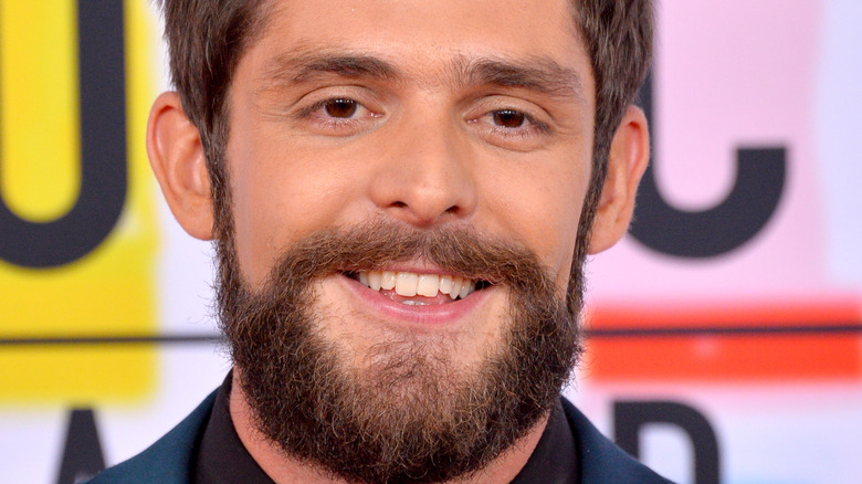 Pourquoi Thomas Rhett n’a-t-il pas amené sa femme aux CMA ?