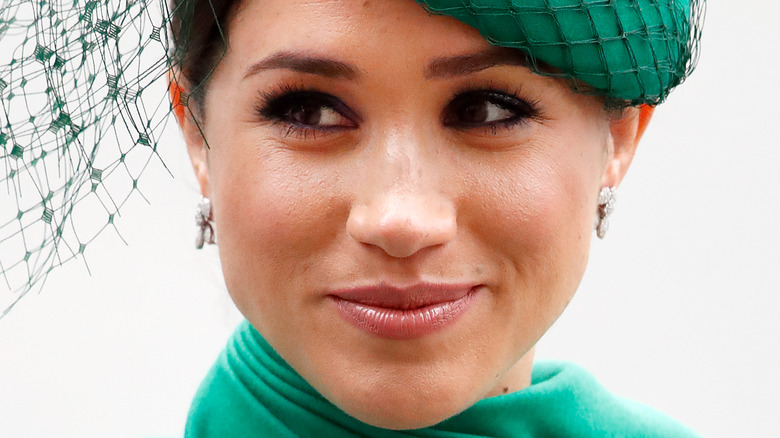 Meghan Markle pose dans une tenue verte