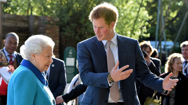 Le prince Harry fait signe à la reine Elizabeth II