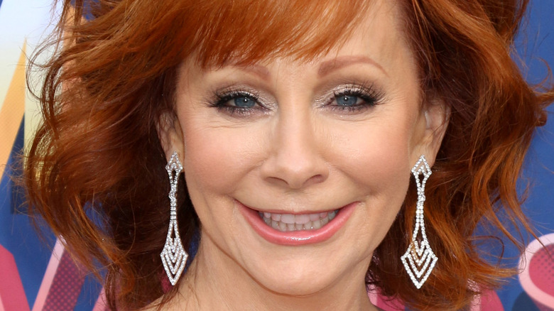 Reba McEntire prouve que son amitié avec Loretta Lynn brûle toujours fort