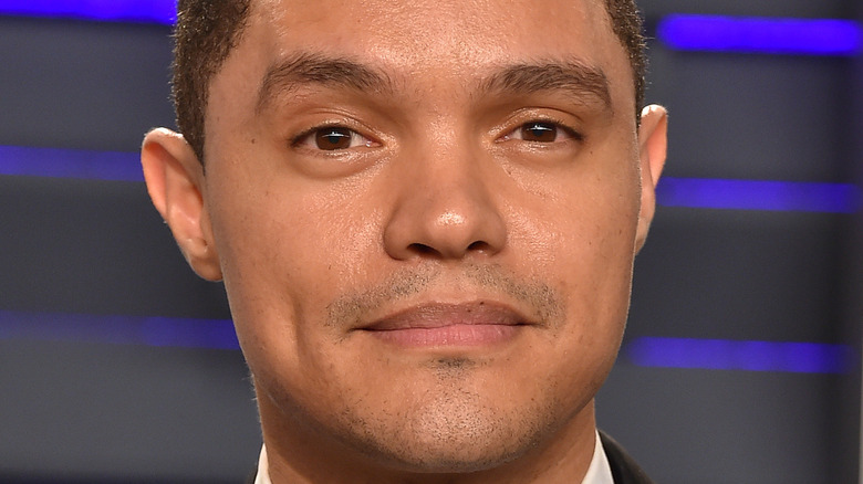 Trevor Noah plaisante sur ce que l’Académie s’est trompé sur la punition de Will Smith aux Oscars