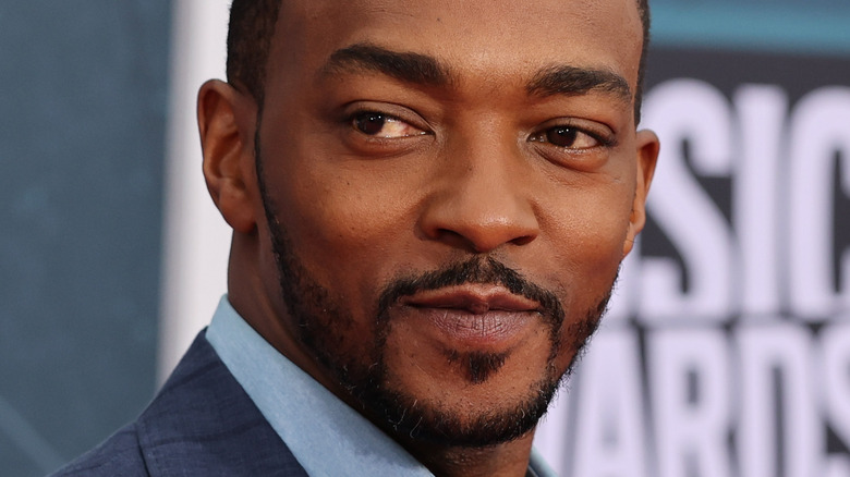 Twitter est absolument divisé sur Anthony Mackie en tant qu’hôte des CMT Music Awards