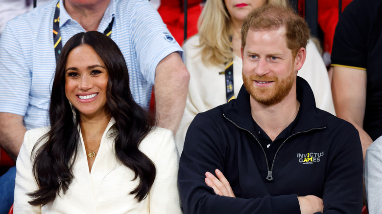 Meghan Markle assise avec le prince Harry