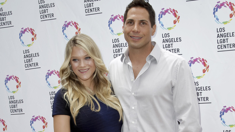 Abbey Wilson enceinte avec Joe Francis sur le tapis rouge