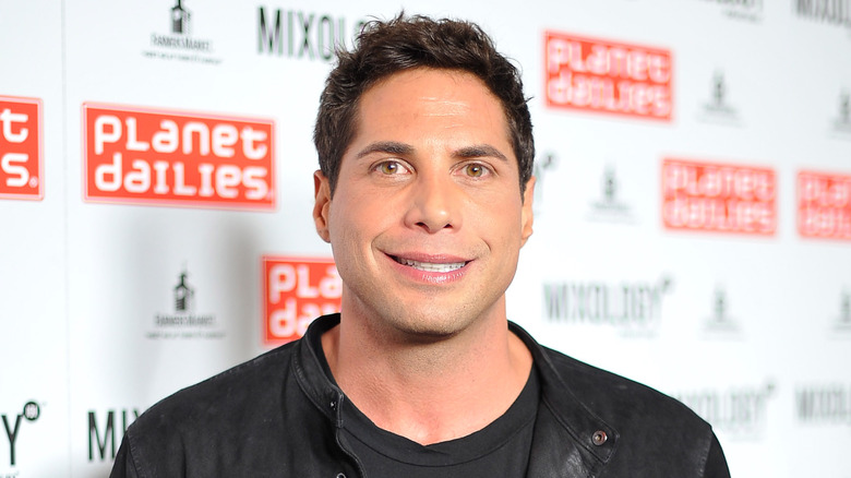 Joe Francis souriant