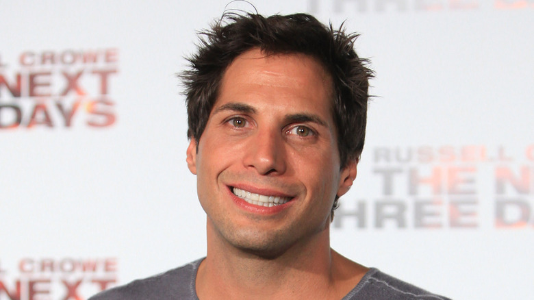 Joe Francis souriant sur le tapis rouge