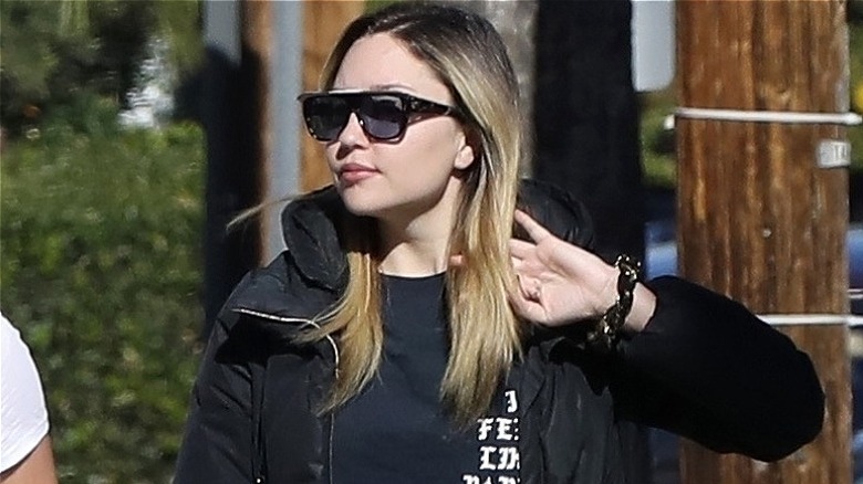 Amanda Bynes avec des lunettes de soleil, ses cheveux en arrière