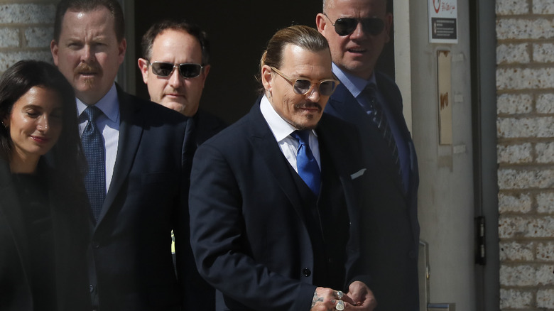 Johnny Depp sort du tribunal