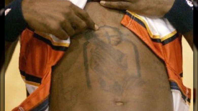 Le tatouage des mains en prière de Stephen Jackson