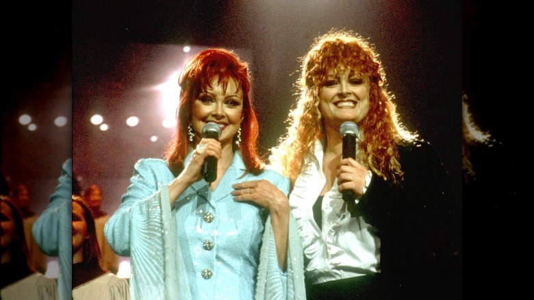 Naomi Judd et Wynonna Judd chantent ensemble