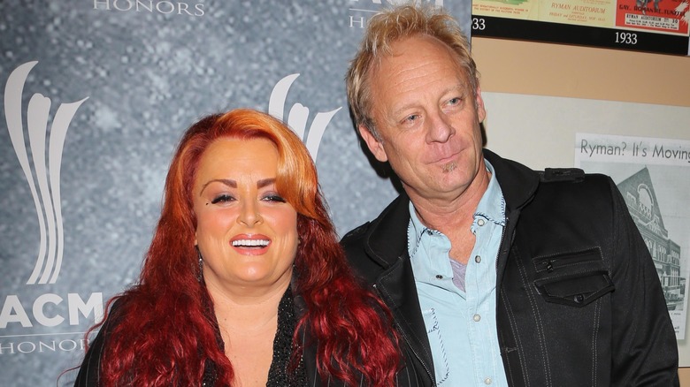 Wynonna Judd et Cactus Moser posant ensemble