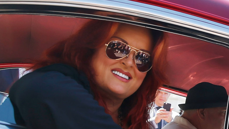 Wynonna Judd porte des lunettes de soleil