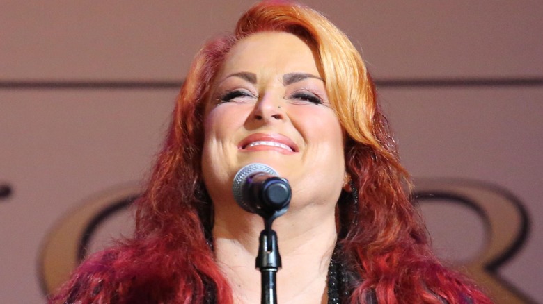 Wynonna Judd aux cheveux bouclés