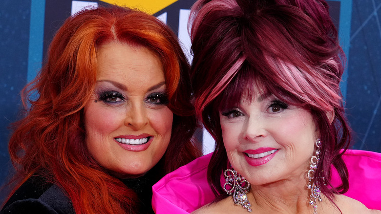 Wynonna Judd et Naomi Judd posant ensemble